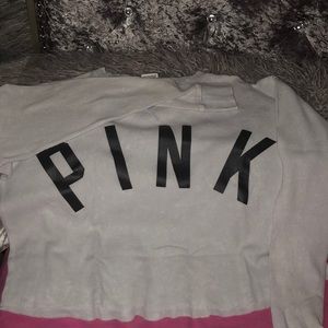 A gray long sleeve top .